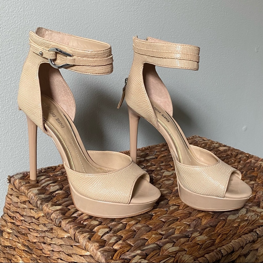 Gianni Bini platform stiletto peep toe heel croc leather in cream beige size 6.5
